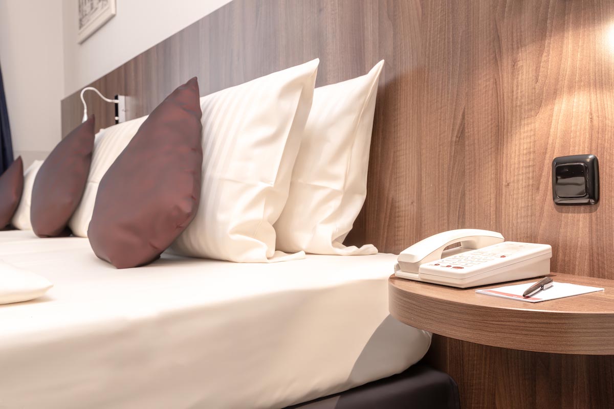 Bed & Bed Desk - ALL-INN HOTEL FRANKFURT THREE PERSON ROOM